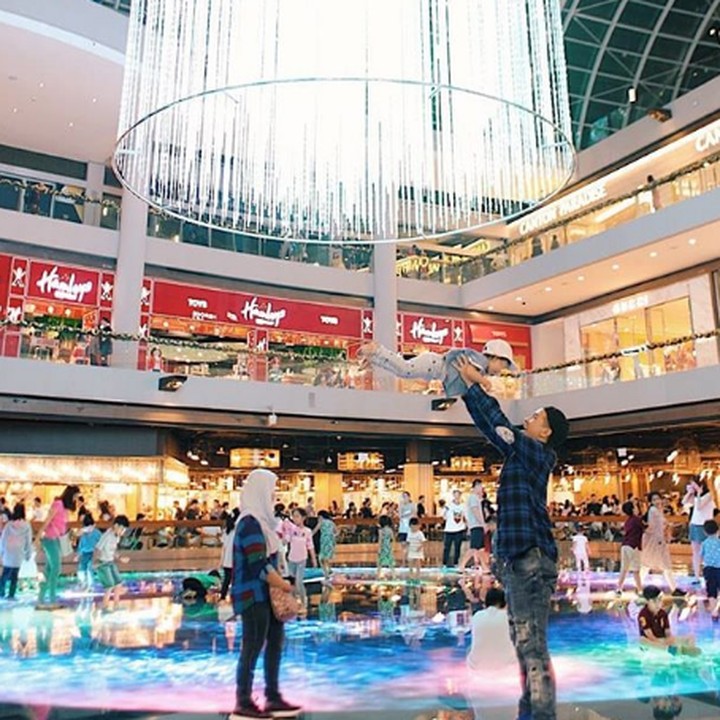 <p>Glenn Alinskie mengajak sang putri, Natusha mengisi liburan Natal dengan mengunjungi sebuah mall. Natusha happy banget nih, diangkat tinggi sama Papa Glen. Dokumentasi: @dartjong (Foto: Instagram @ glennalinskie)</p>