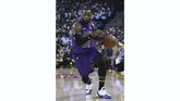 FOTO: Kemenangan Mahal Lakers di Hari Natal, LeBron Cedera LA Lakers mendapat kado kemenangan mahal pada laga perayaan Natal usai mengalahkan Golden State Warriors 127-101 dan LeBron James mengalami cedera.