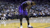 FOTO: Kemenangan Mahal Lakers di Hari Natal, LeBron Cedera LA Lakers mendapat kado kemenangan mahal pada laga perayaan Natal usai mengalahkan Golden State Warriors 127-101 dan LeBron James mengalami cedera.