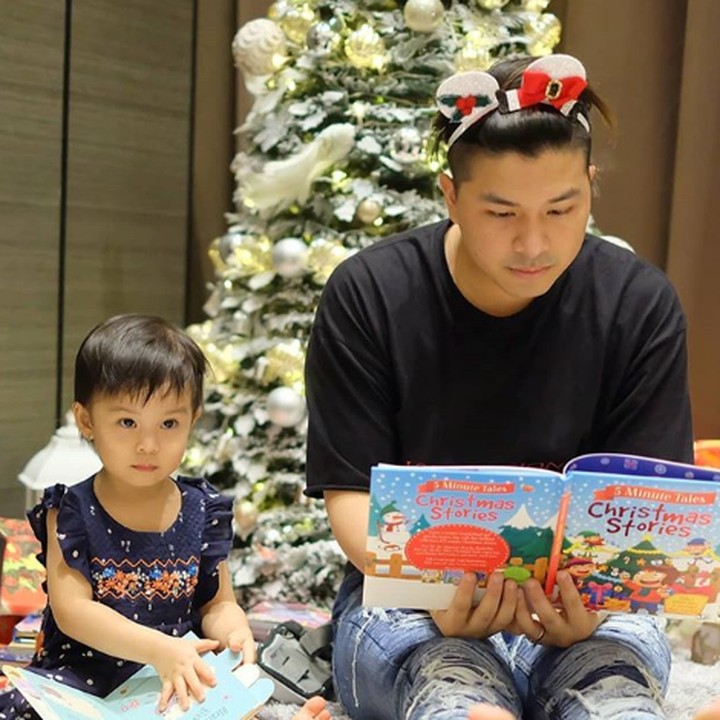 <p>Lucu banget ya foto Natal keluarga mereka. Glenn Alinskie membacakan dongeng Natal untuk si cantik Natusha. (Foto: Instagram @ glennalinskie)  </p>