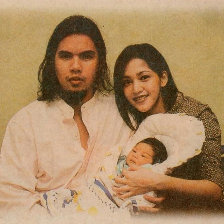 <p>Ini dia foto El waktu bayi. Putra kedua <a href="https://hot.detik.com/celeb/d-4084630/tulisan-menyentuh-el-rumi-untuk-maia-dan-ahmad-dhani" target="_blank">Ahmad Dhani</a> dan <a href="https://hot.detik.com/celeb/4213052/begini-wajah-maia-estianty-di-tahun-1994" target="_blank">Maia Estianty</a> ini lahir di Jakarta, 19 Mei 1999. Sang bunda ikut komentar nih di unggahan El. "Tembem nya bundaaaaa," tulis Maia. (Foto: Instagram @elelrumi)</p>