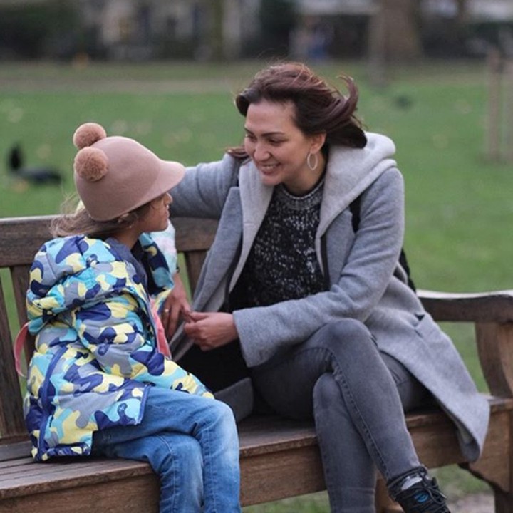 <p>Sedang ngobrolin apa ya Bunda Donna dan adik Sabrina? Terlihat menyenangkan ya, Bun. (Foto: Instagram @ dagnesia)</p>