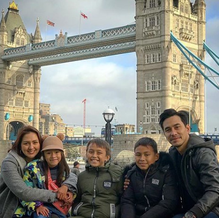 <p>Kebahagiaan hari Natal tengah menyelimuti keluarga kecil Darius Sinathrya dan Donna Agnesia. Natal kali ini, mereka memilih London untuk destinasi liburannya. (Foto: Instagram @ darius_sinathrya)</p>