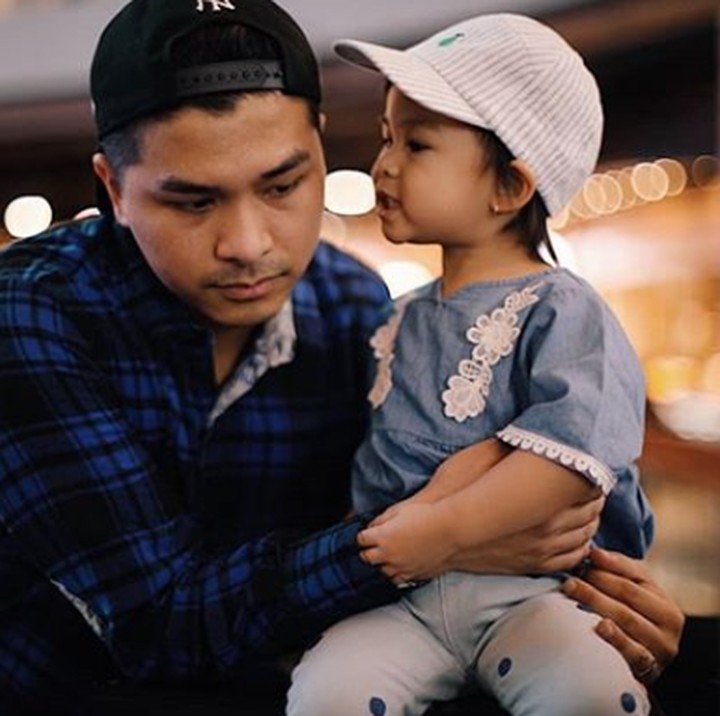 <p>Bisik-bisik apa ya Natusha ke Papa Glen? Romantis banget ya Natusha sama papanya. Dokumentasi: @dartjong (Foto: Instagram @ glennalinskie)</p>