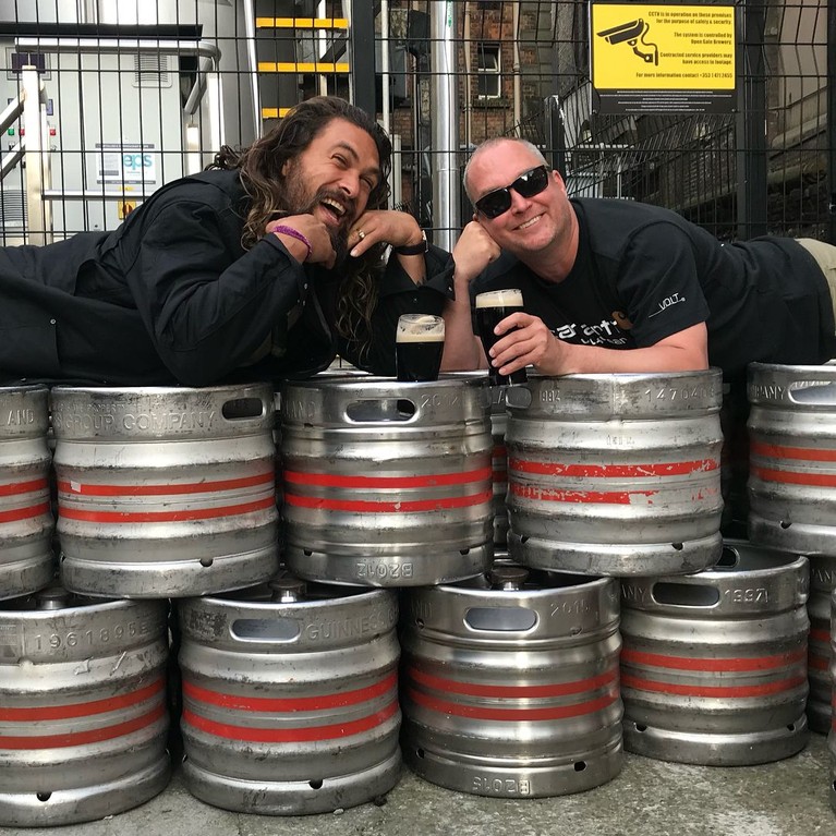 Dikenal dengan penampilan sangarnya, Jason Momoa ternyata memiliki sisi yang unik dan tidak terbayangkan juga loh, Insertizen. Yuk, intip enam foto unik Momoa.