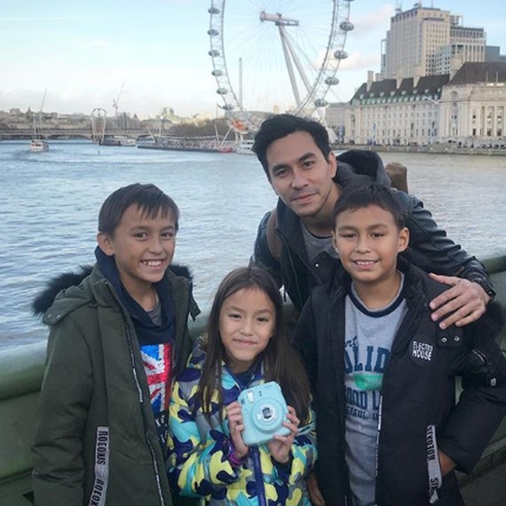 <p>Setelah mengabadikan momen di depan London Bridge, Darius dan ketiga anaknya foto bareng di London Eye, keren banget ya. (Foto: Instagram @ dagnesia)</p>
