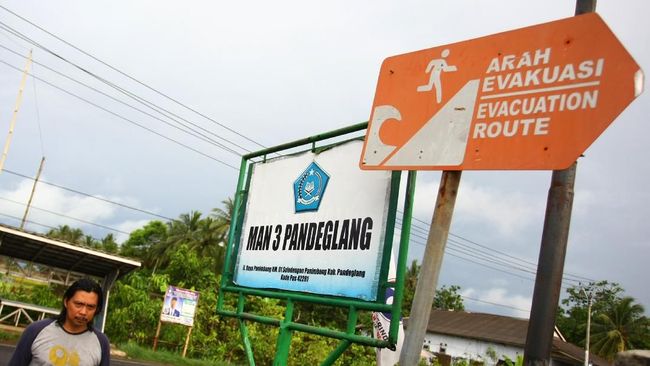 Peringatan dini dari sumber resmi dan tanda jalur evakuasi patut diperhatikan sebelum berwisata ke kawasan pantai.