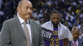FOTO: Kemenangan Mahal Lakers di Hari Natal, LeBron Cedera LA Lakers mendapat kado kemenangan mahal pada laga perayaan Natal usai mengalahkan Golden State Warriors 127-101 dan LeBron James mengalami cedera.