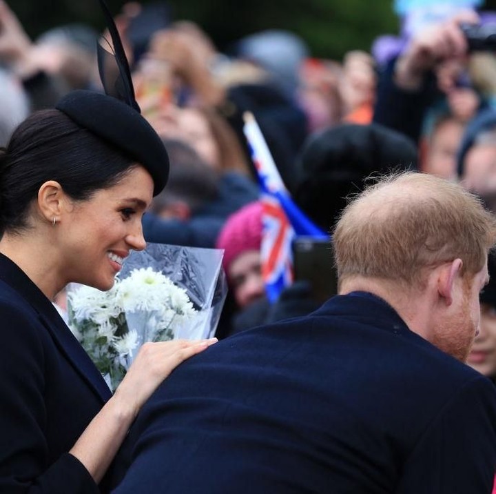 <p>Pangeran Harry dan Meghan Markle menyapa penduduk sekitar dengan ramah. Manis banget ya, Bun. (Foto: Stephen Pond/Getty Images)</p>