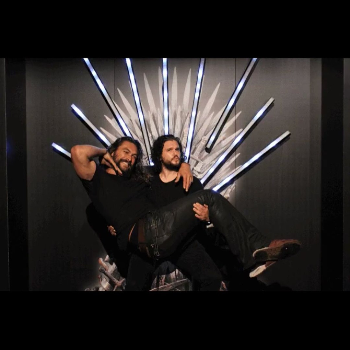 Dikenal dengan penampilan sangarnya&comma; Jason Momoa ternyata memiliki sisi yang unik dan tidak terbayangkan juga loh&comma; Insertizen&period; Yuk&comma; intip enam foto unik Momoa&period;