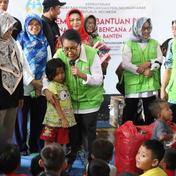 <p>Beliau datang untuk menghibur sekaligus memastikan bahwa para perempuan dan anak-anak korban <a href="https://news.detik.com/berita/4361370/sore-di-palu-dan-donggala-gempa-tsunami-dan-likuifaksi" target="_blank">tsunami</a> sudah mendapat penanganan yang layak. (Foto: Humas Kementrian PPPA)</p>