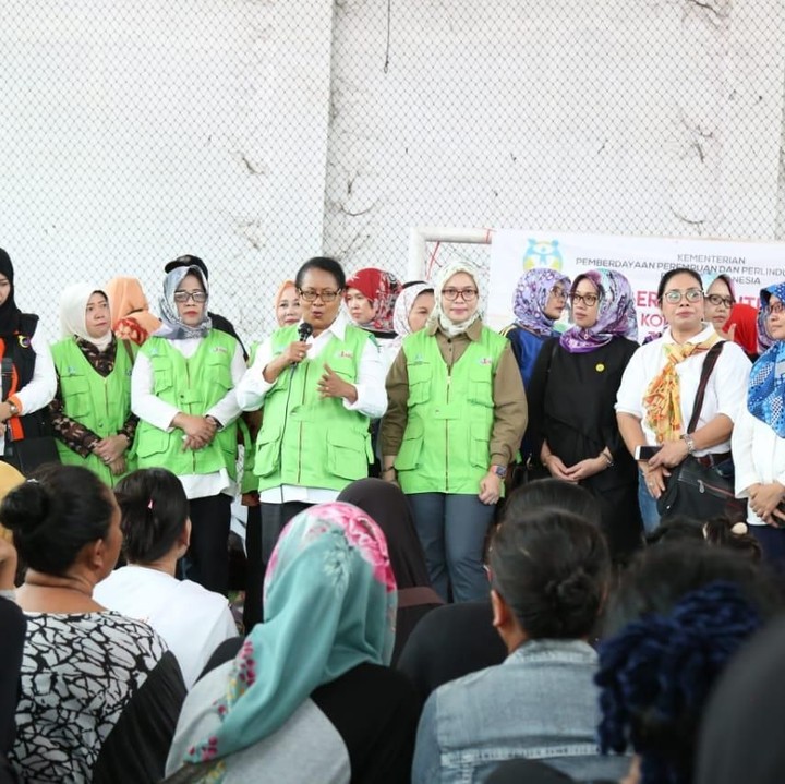 <p>Yoana saat memberi arahan pada ibu-ibu setempat. (Foto: Humas Kementrian PPPA)</p>