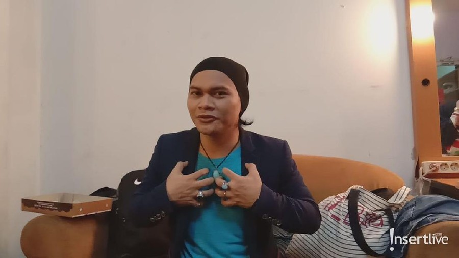Mbah Mijan menyebut Syahrini dan Reino Barack akan menggelar pernikah di luar negeri.