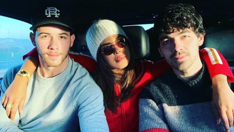 Natal 2018 menjadi perayaan Natal pertama pasangan Priyanka Chopra dan Nick Jonas, setelah melangsungkan pernikahan pada 1 Desember lalu.