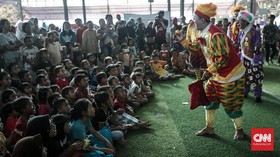 Embara Badut Pelipur Lara di Lokasi Pengungsian Tsunami