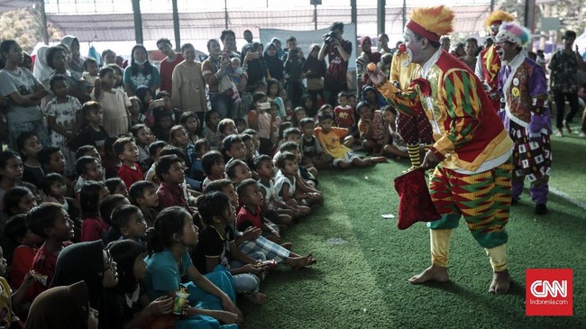 Dedy menuturkan menghibur anak-anak tertimpa kemalangan sudah jadi bagian misi mereka sebagai badut. Tak peduli di mana dan biaya yang diperlukan.