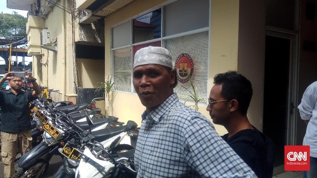 Terdakwa kasus premanisme Hercules akan menghadapi sidang vonis dari PN Jakarta Barat hari ini. Dalam sidang sebelumnya, ia dituntut tiga tahun penjara.