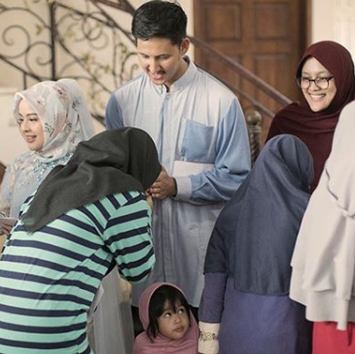 <p>Acara tasyakuran tersebut dihadiri juga oleh kerabat dan juga anak-anak. Terlihat mereka bersalaman dengan beberapa anak yang diundang nih. Dokumentasi:@_riop_ @therightwave (Foto: Instagram @ randibachtiar)   </p>