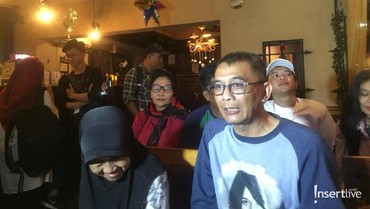img-title Keluarga Bersyukur Karya Nike Ardilla Diapresiasi hingga Kini