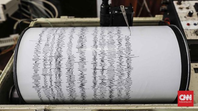 BMKG mencatat Nias dan Maumere diguncang gempa pada Kamis (31/12) petang.