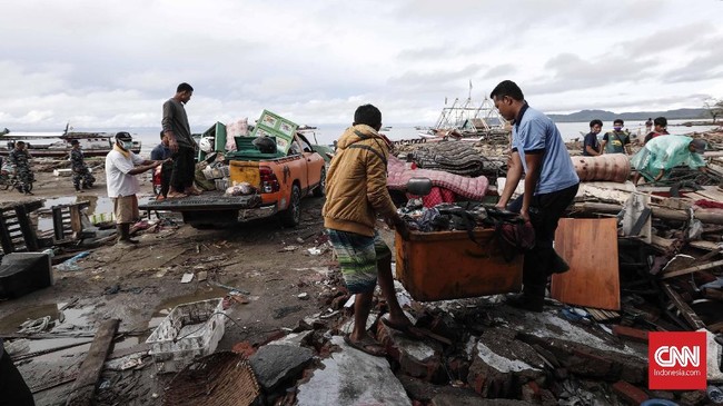 Korban tewas paling banyak berada di Pandeglang, Banten karena saat tsunami melanda tengah libur panjang di mana banyak wisatawan berkunjung.