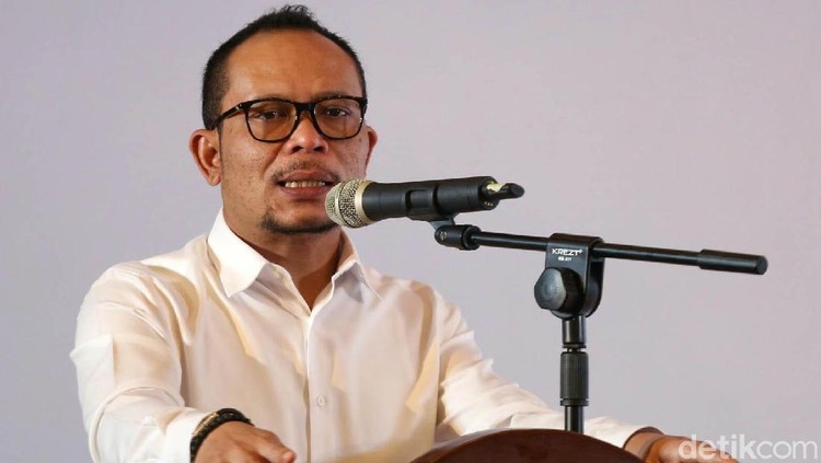 Baru menyambut kehadiran anak keempatnya, Menaker Hanif Dhakiri menyampaikan kalimat menyentuh terkait proses melahirkan. Simak yuk, Bun.