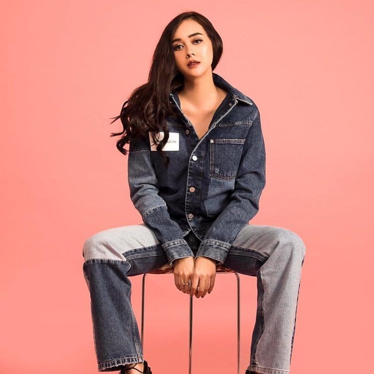 Baru-baru ini, Aura Kasih dikabarkan sudah menikah dengan Eryck Amaral. Berikut Insertlive sajikan enam foto memesona Aura yang sukses bikin kaum Adam terpikat.