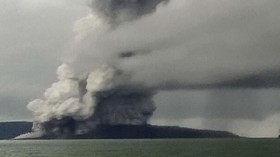 Petir dan Semburan Abu Terlihat di Gunung Anak Krakatau