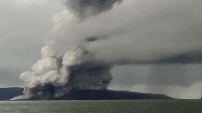Aktivitas Anak Krakatau terpantau dari pos pengamatan Cinangka meningkat sejak Kamis (27/12) pukul 16.30 WIB. Kilatan petir terlihat beberapa kali menyambar.