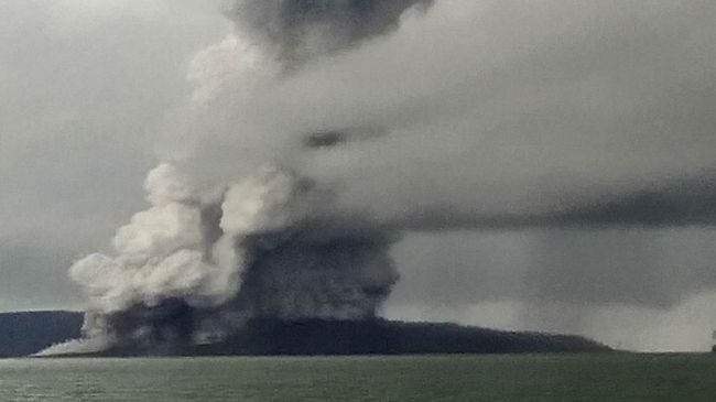 Gunung Anak Krakatau (GAK) meletus tiga kali pada Jumat (25/3) pagi.
