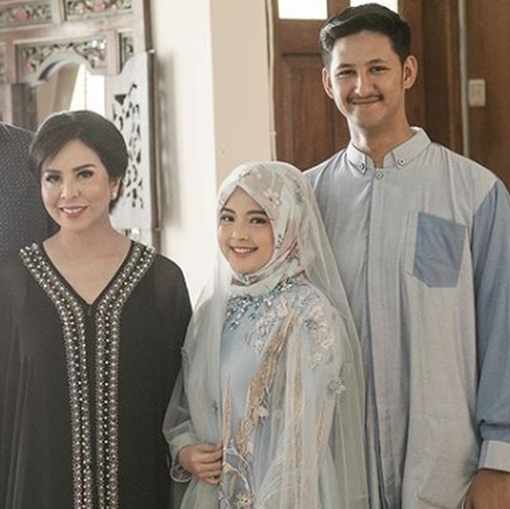 <p>Mengabadikan momen bersama kedua orang tua Randi, Tasya terlihat cantik sekali ya mengenakan hijab bunga-bunga. Dokumentasi: @_riop_ @therightwave (Foto: Instagram @ tasyakamila)</p>