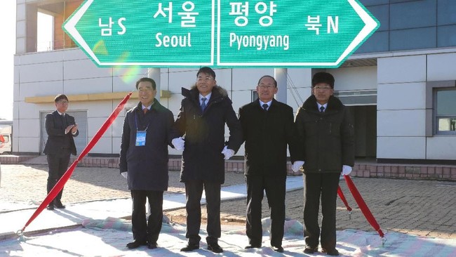 Korea Utara dan Korea Selatan menggelar upacara simbolis untuk meresmikan proyek penghubungan jalan dan rel kereta api kedua negara pada Rabu (26/12).