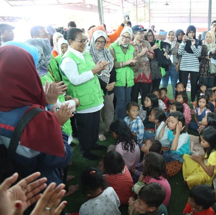 <p>Terima kasih Ibu Yohana. Semoga para korban bencana <a href="https://news.detik.com/berita/4359289/penampakan-runtuhan-lereng-gunung-anak-krakatau-yang-sebabkan-tsunami" target="_blank">tsunami</a> lekas pulih dan cepat bangkit ya, Bunda. (Foto: Humas Kementrian PPPA)</p>