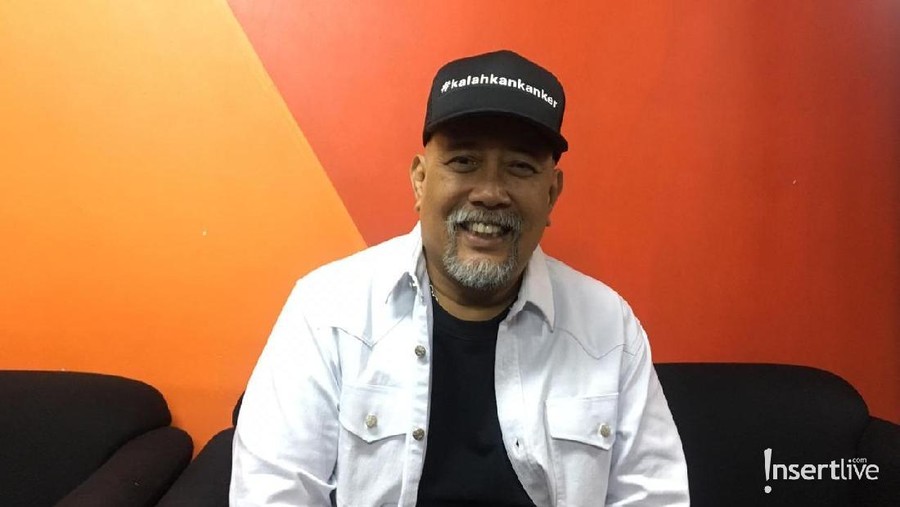 Indro Warkop akan rilis lagu terbaru penuh nostalgia yang berkolaborasi dengan Orkes Mural Pengantar Minum Racun (OM PMR).
