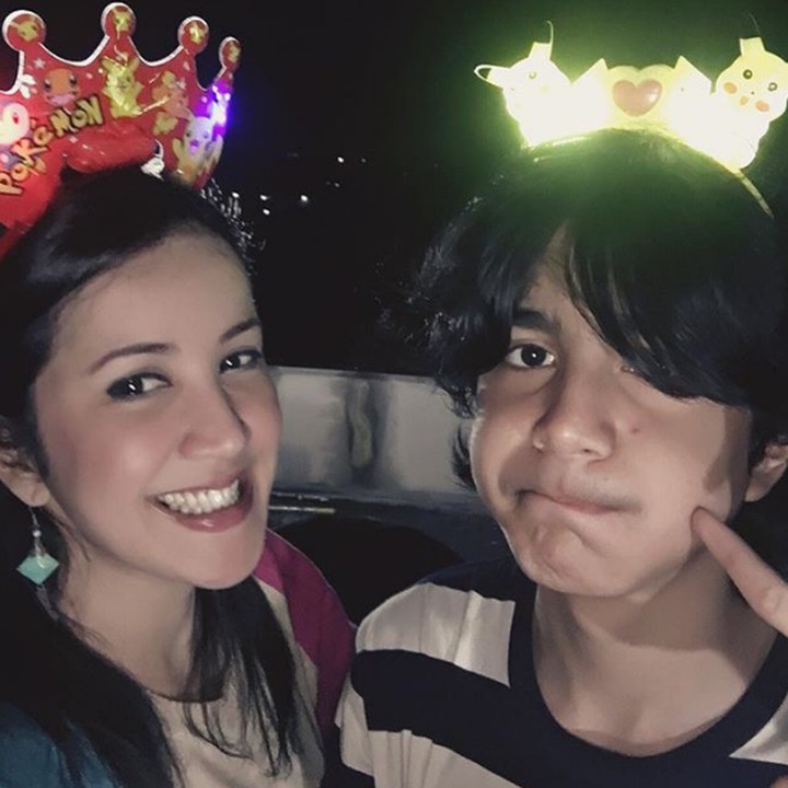 <p>Kompak banget nih Darren dan Bunda Andi Soraya pakai bando pokemon. (Foto: Instagram @andisorayabeatrix)</p>