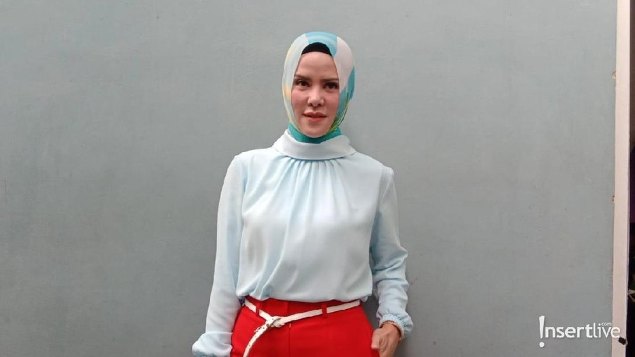 Angel Lelga mengungkap jika kakak angkatnya juga menjadi korban penipuan oleh Vicky Prasetyo.