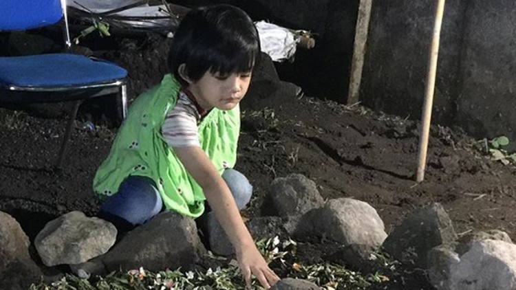 Kesedihan mendalam masih dirasakan keluarga Herman Sikumbang. Tak terkecuali sang anak ketika berada di makam gitaris Seventeen itu.