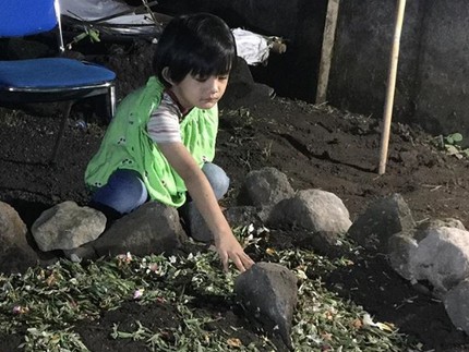 Ungkapan Pilu Anak Sulung Herman 'Seventeen' di Depan Makam