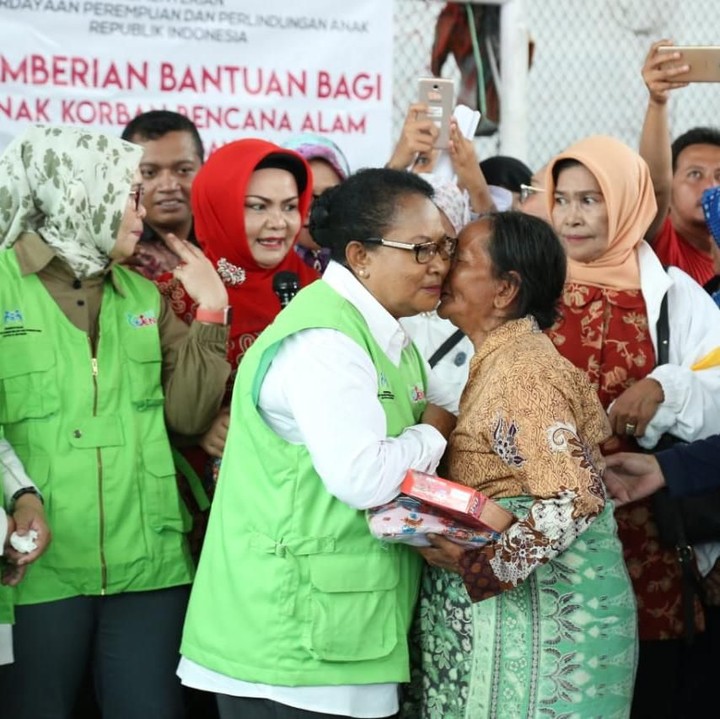 <p>Kementrian PPPA telah memberi bantuan pada para pengungsi korban tsunami Selat Sunda, berupa pakaian layak pakai untuk perempuan dan anak, perlengkapan mandi, selimut, pembalut dan popok bayi, susu untuk bayi, ibu hamil dan menyusui, mainan anak serta biskuit. (Foto: Humas Kementrian PPPA)</p>