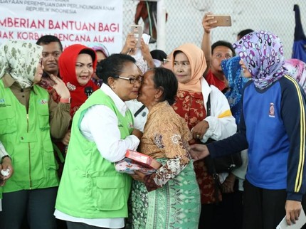Potret Menteri Yohana Saat Kunjungi Korban Tsunami