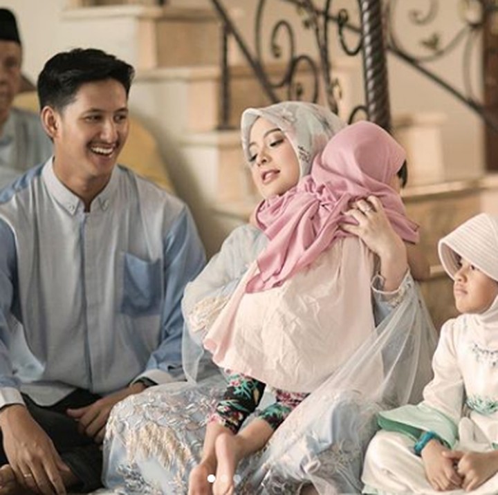 <p>Randy terlihat antusias nih, waktu Tsya menggendong seorang anak perempuan. Dia yakin, kalau nantinya Tasya bisa jadi ibu yang baik untuk anak-anaknya. Selamat ya Tasya dan Randy. Dokumentasi: @_riop_ @therightwave (Foto: Instagram @ randibachtiar)</p>