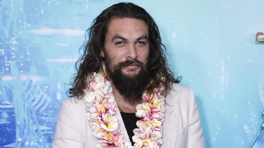 GOLD COAST, AUSTRALIA - DECEMBER 18: Jason Momoa poses with fans at the Australian premiere of Aquaman on December 18, 2018 in Gold Coast, Australia. (Photo by Chris Hyde/Getty Images)