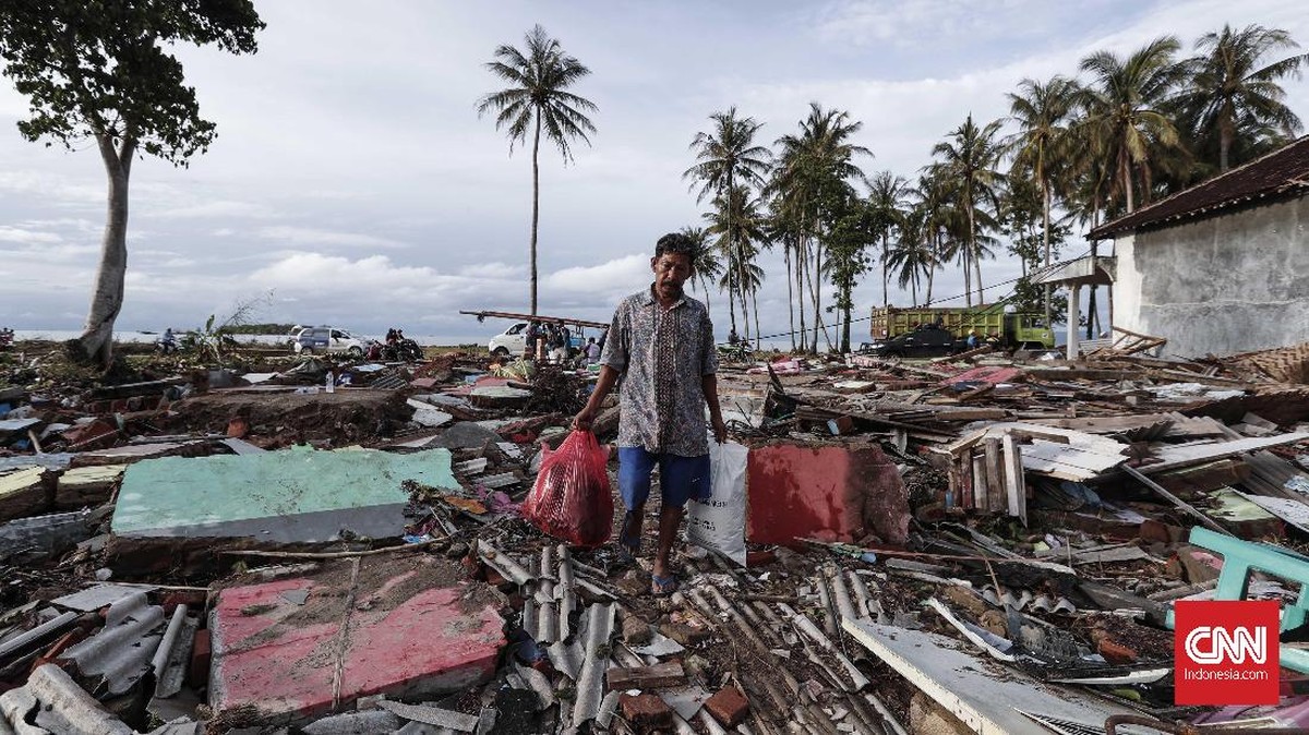 FOTO : Kecamatan Sumur Pascaterisolasi akibat Tsunami