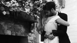 Resmi Menikah, Intip Gaun Pengantin Sederhana Miley Cyrus