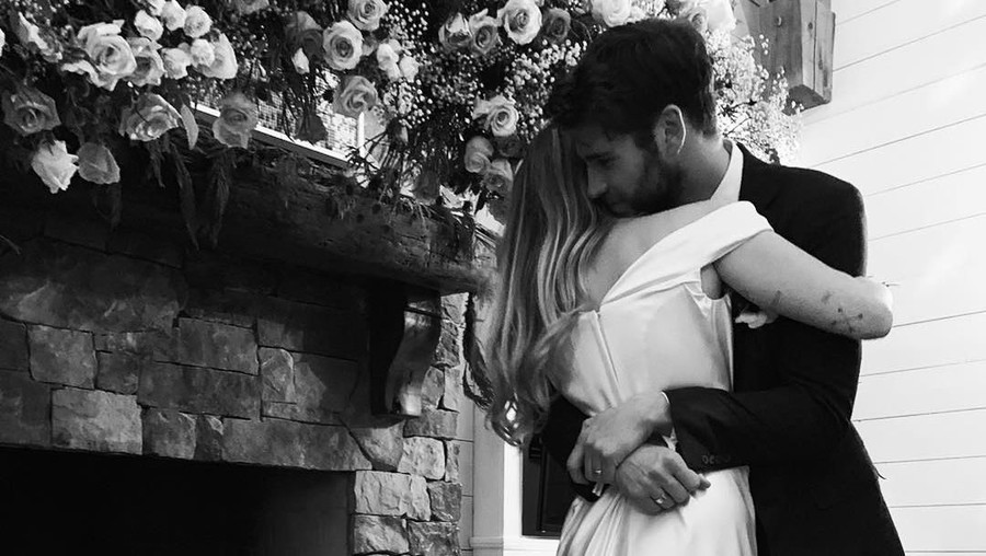 Miley Cyrus telah remi mengumumkan pernikahannya dengan Liam Hemsworth. Miley tampil cantik dengan gaun putih yang anggun.