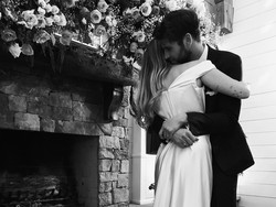 Resmi Menikah, Intip Gaun Pengantin Sederhana Miley Cyrus