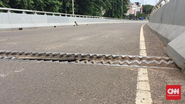 Rehabilitasi flyover Rawa Buaya, Cengkareng, Jakarta Barat membutuhkan waktu kurang lebih 14 hari. Prosesnya sudah dilakukan sejak kemarin Rabu (26/12).