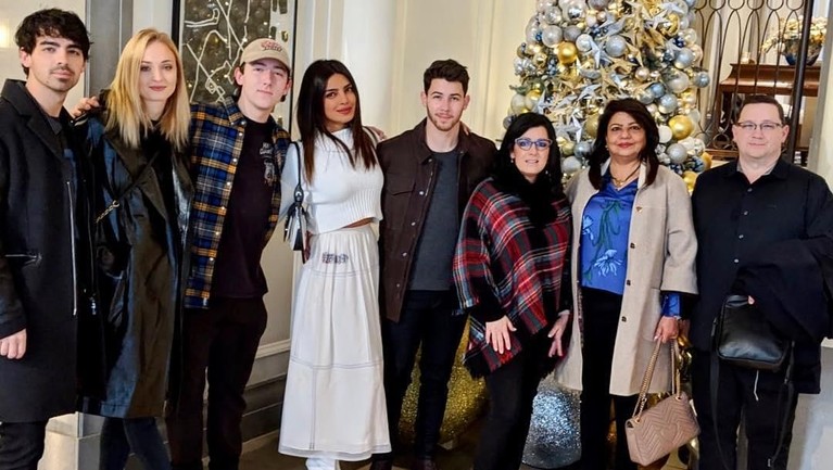 Natal 2018 menjadi perayaan Natal pertama pasangan Priyanka Chopra dan Nick Jonas, setelah melangsungkan pernikahan pada 1 Desember lalu.