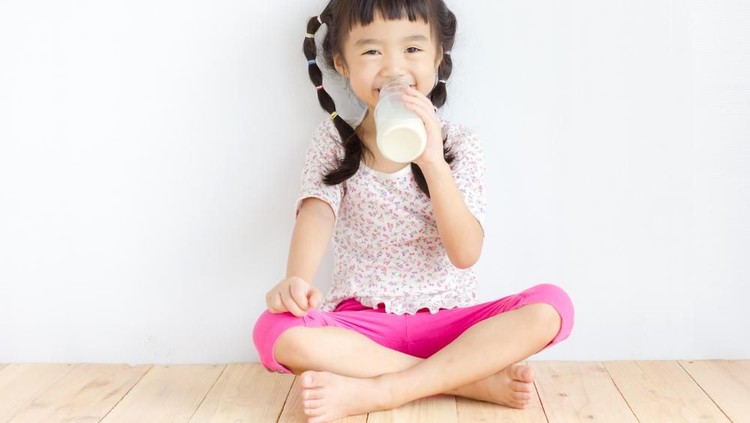 Manfaat Susu Cair Kemasan Bagi Si Kecil Susu sangat penting bagi si kecil karena kandungannya bisa memenuhi berbagai kebutuhan nutrisi harian serta membantu tumbuh kembangnya.