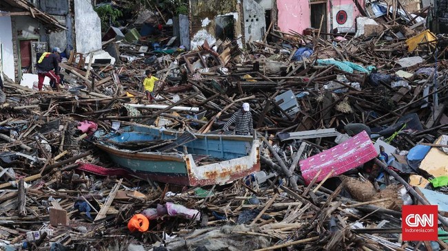 Tsunami Selat Sunda menelan 431 korban tewas, ribuan luka, belasan hilang, dan puluhan ribu orang mengungsi.